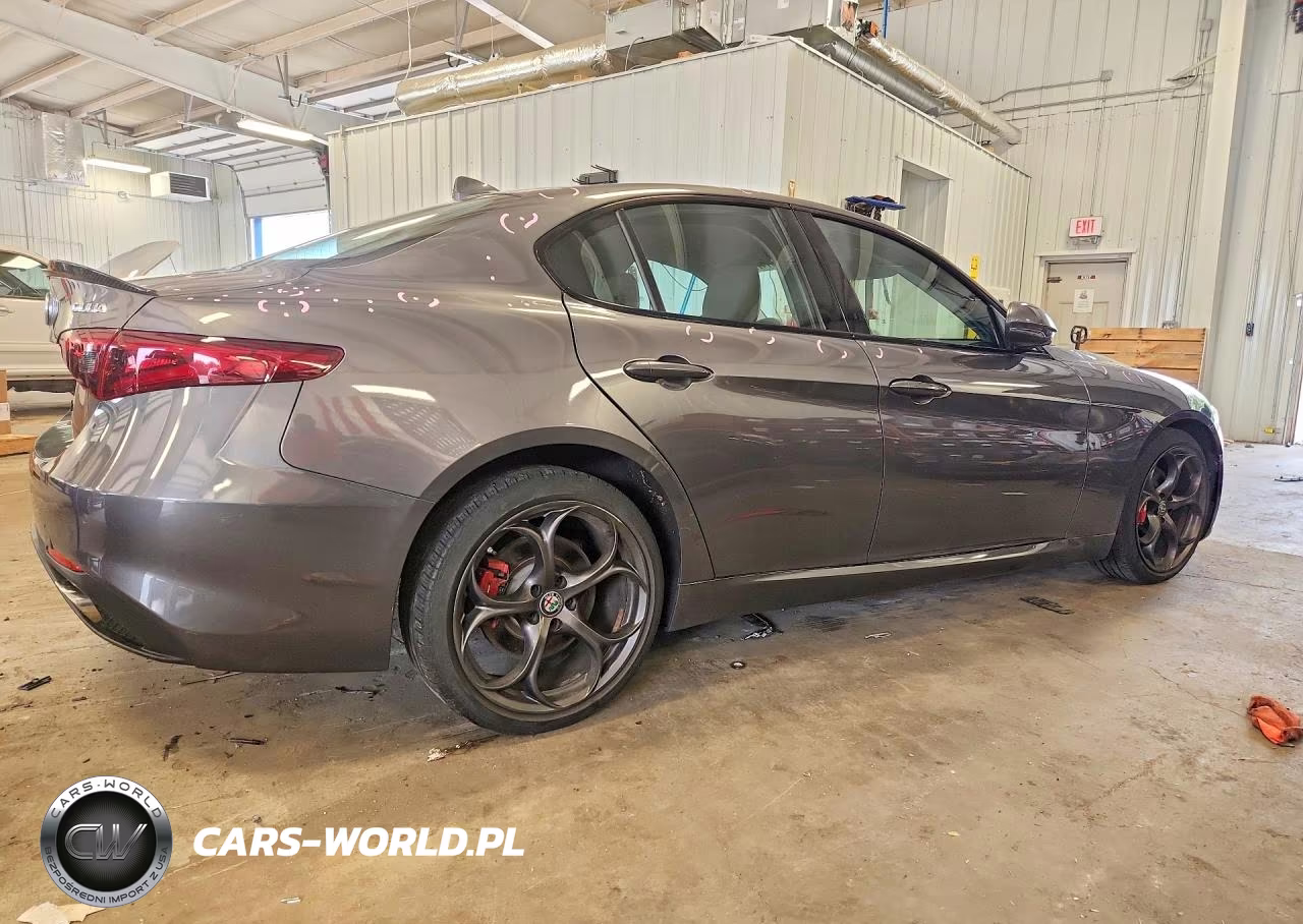 2017 Alfa Romeo Giulia Ti Q4 VIN:ZARFAEENXH7542322 - 3