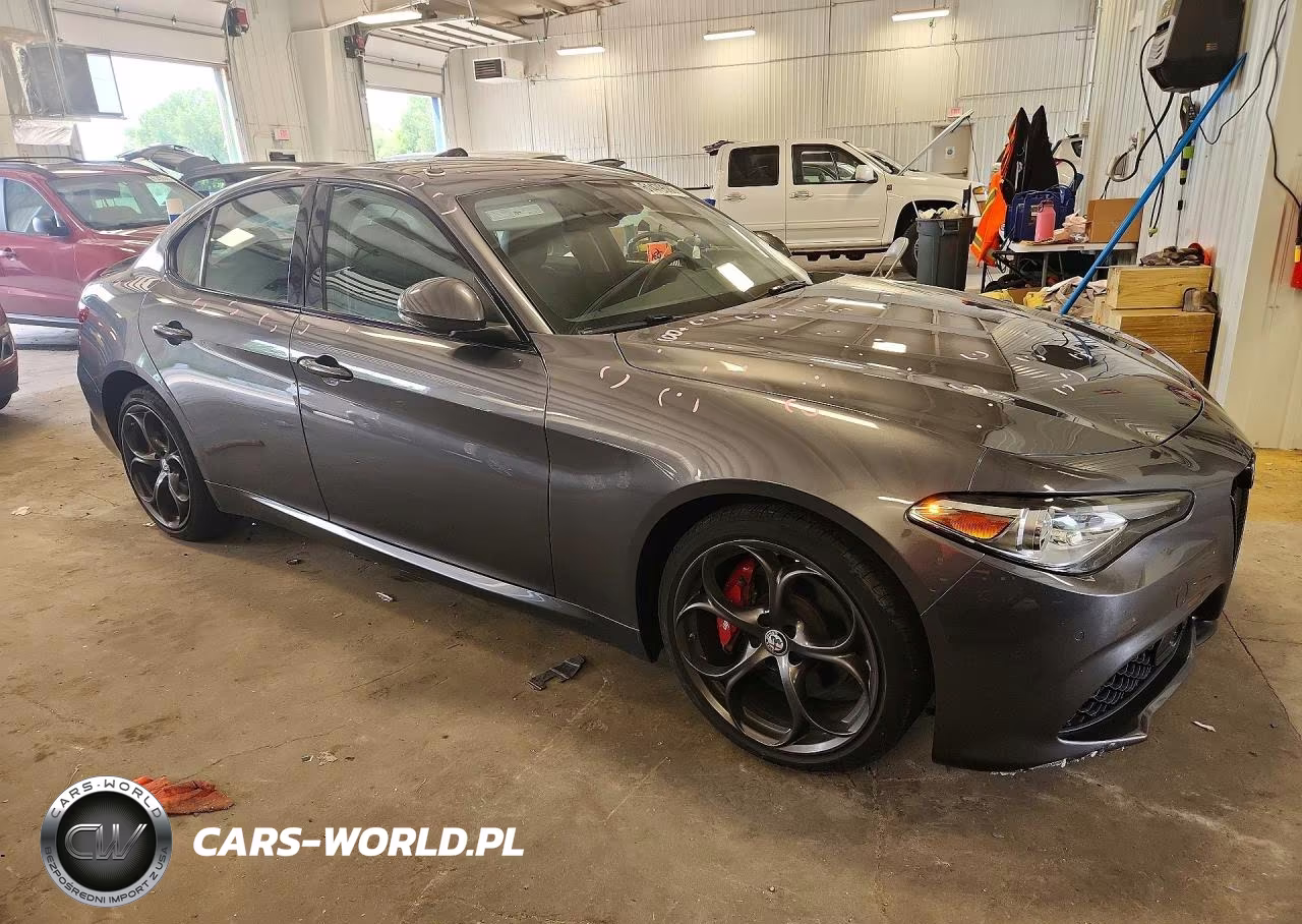 2017 Alfa Romeo Giulia Ti Q4 VIN:ZARFAEENXH7542322 - 4