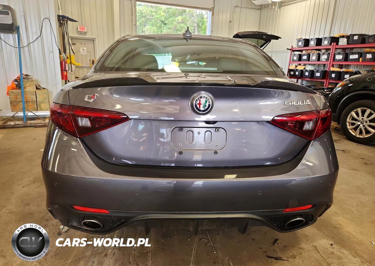 2017 Alfa Romeo Giulia Ti Q4 VIN:ZARFAEENXH7542322 - 6