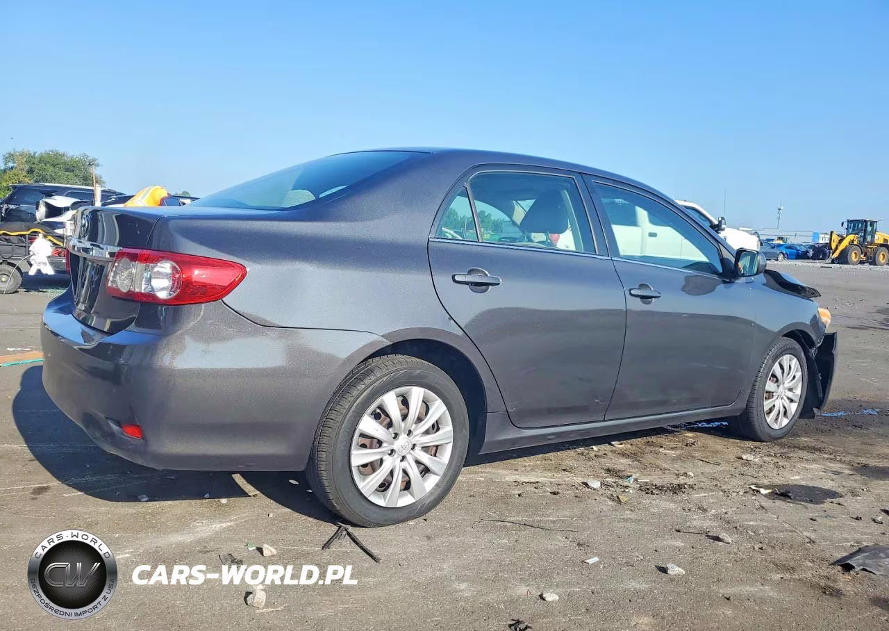 2013 Toyota Corolla Le VIN:JTDBU4EE0DJ120938 - 3