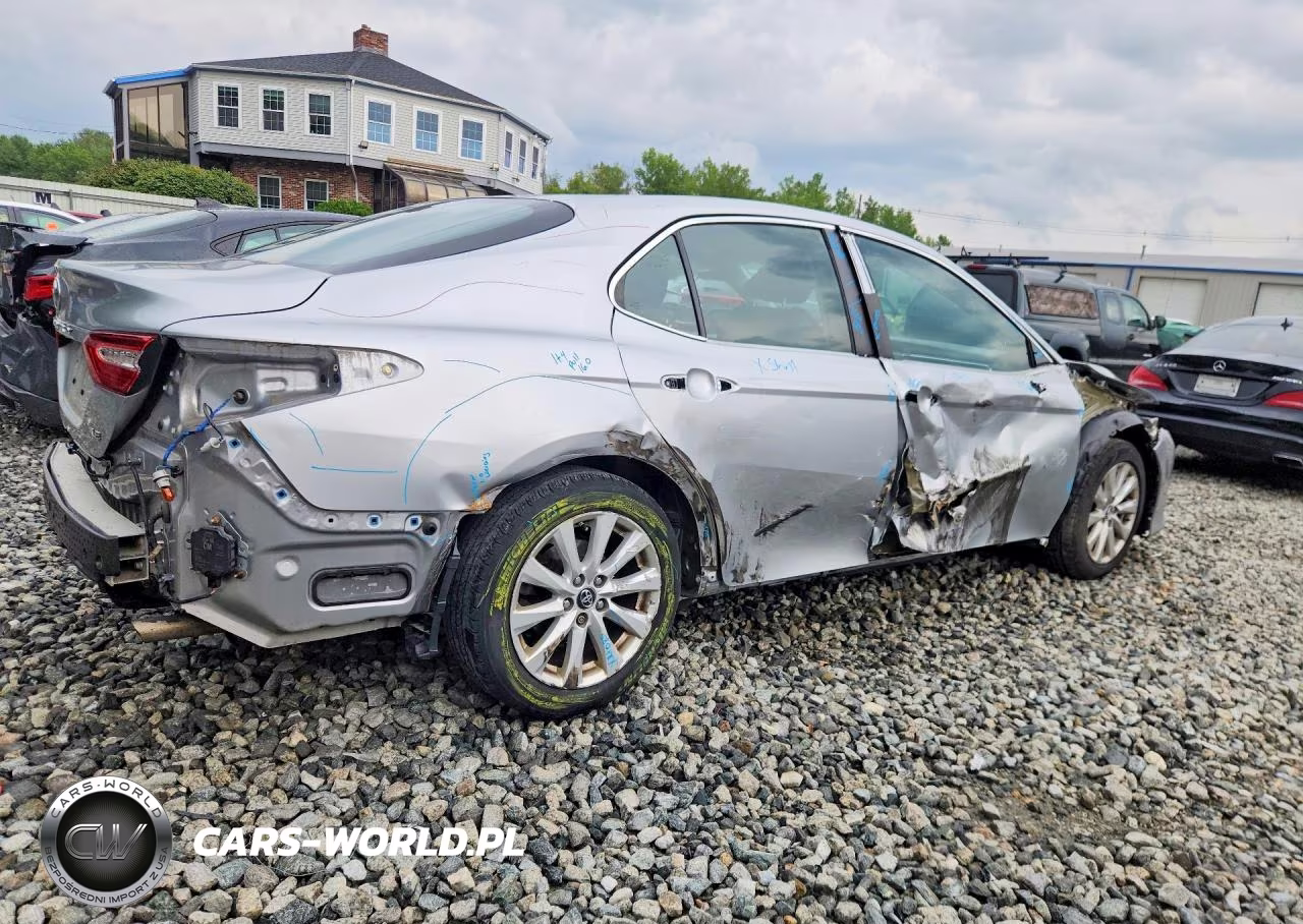 2018 Toyota Camry Le VIN:4T1B11HK0JU108187 - 3