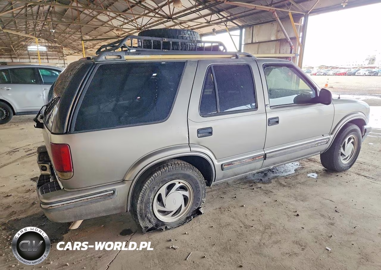 1998 Chevrolet Blazer VIN:1GNDT13W8W2208632 - 3