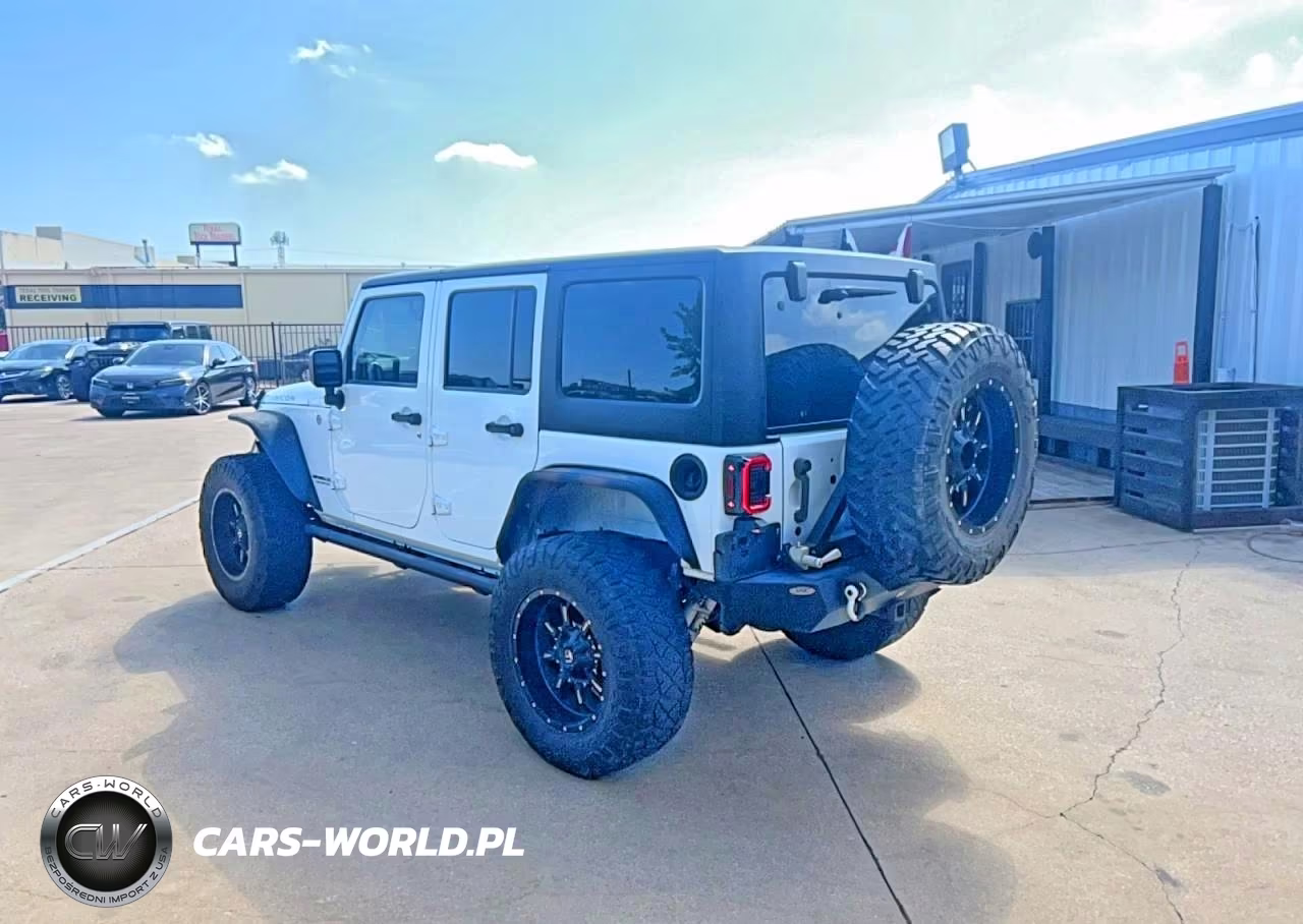 2015 Jeep Wrangler Unlimited Rubicon VIN:1C4BJWFG3FL530855 - 3