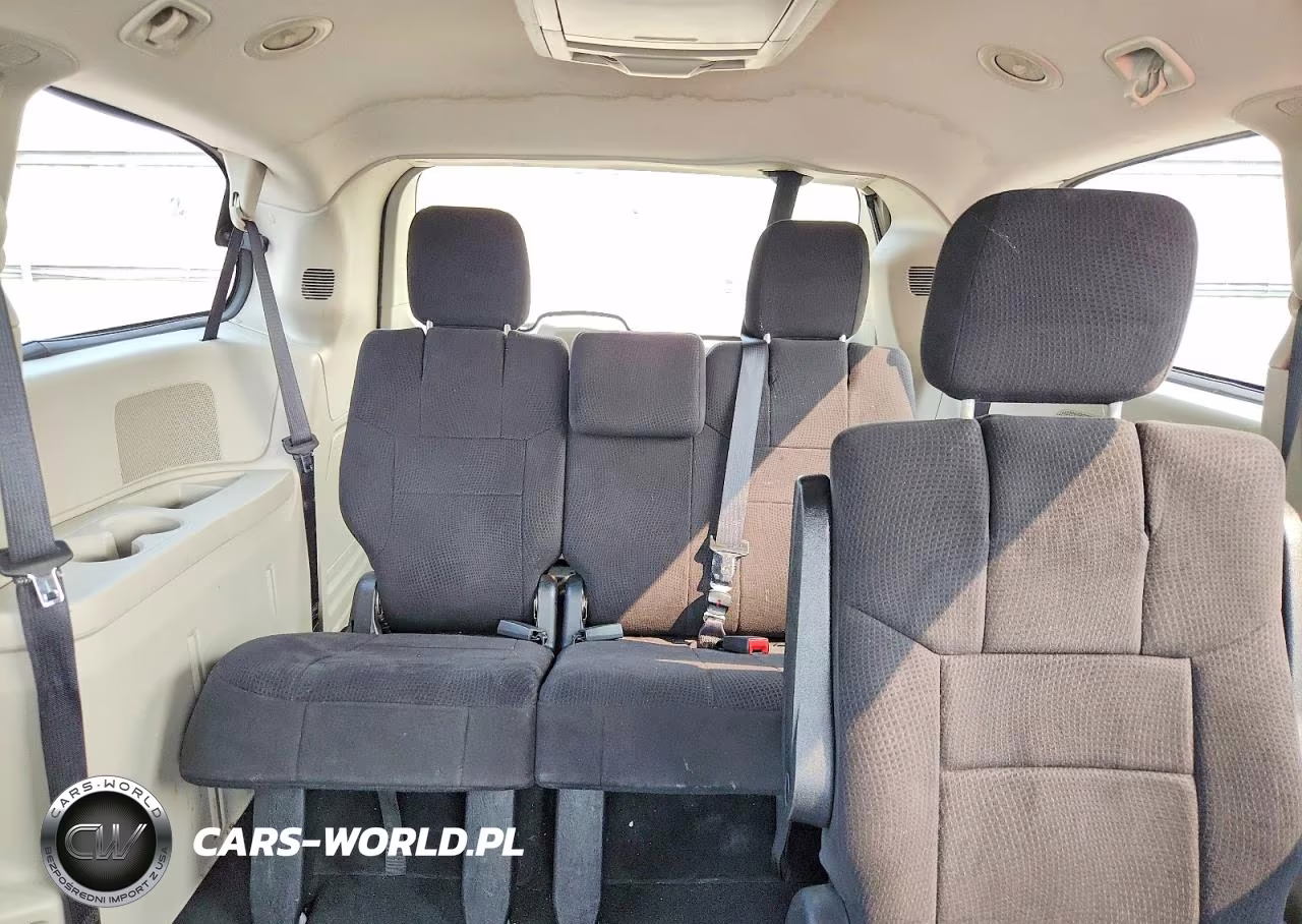 2011 Chrysler Town & Country Touring VIN:2A4RR5DG2BR735079 - 10
