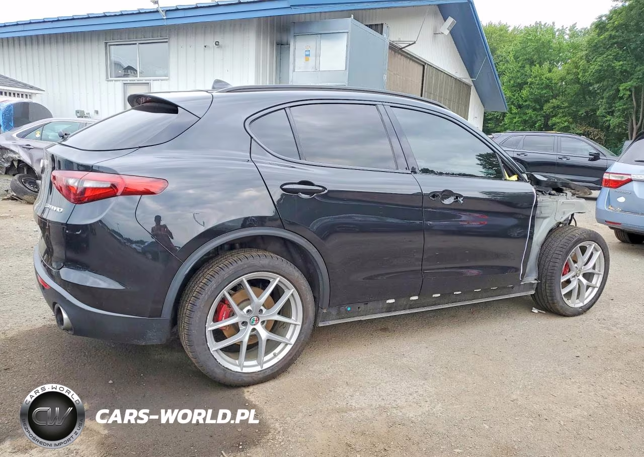 2018 Alfa Romeo Stelvio Ti Sport VIN:ZASFAKNN9J7C26805 - 3