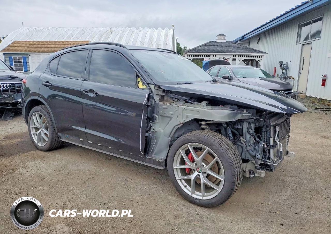 2018 Alfa Romeo Stelvio Ti Sport VIN:ZASFAKNN9J7C26805 - 4