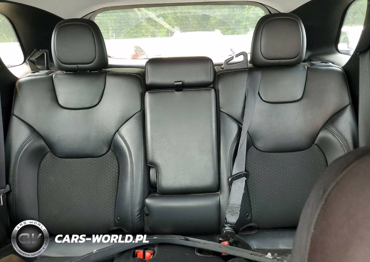 2019 Jeep Cherokee Latitude Plus VIN:1C4PJMLB6KD418011 - 10