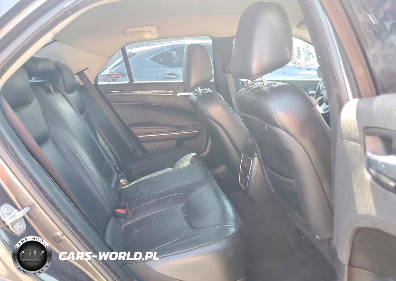 2019 Chrysler 300 Limited VIN:2C3CCAEGXKH536747 - 10
