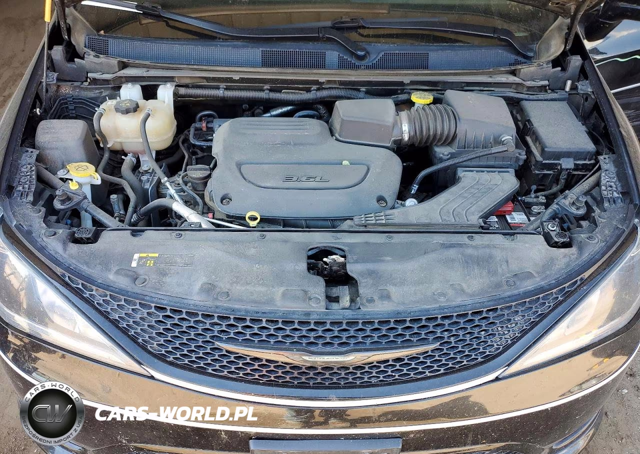 2019 Chrysler Pacifica Touring Plus VIN:2C4RC1FG7KR560602 - 12