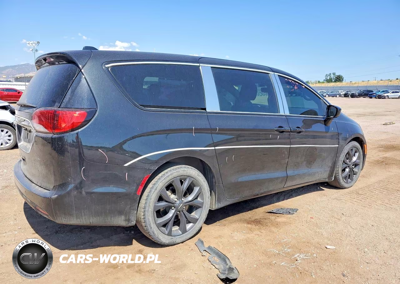 2019 Chrysler Pacifica Touring Plus VIN:2C4RC1FG7KR560602 - 3