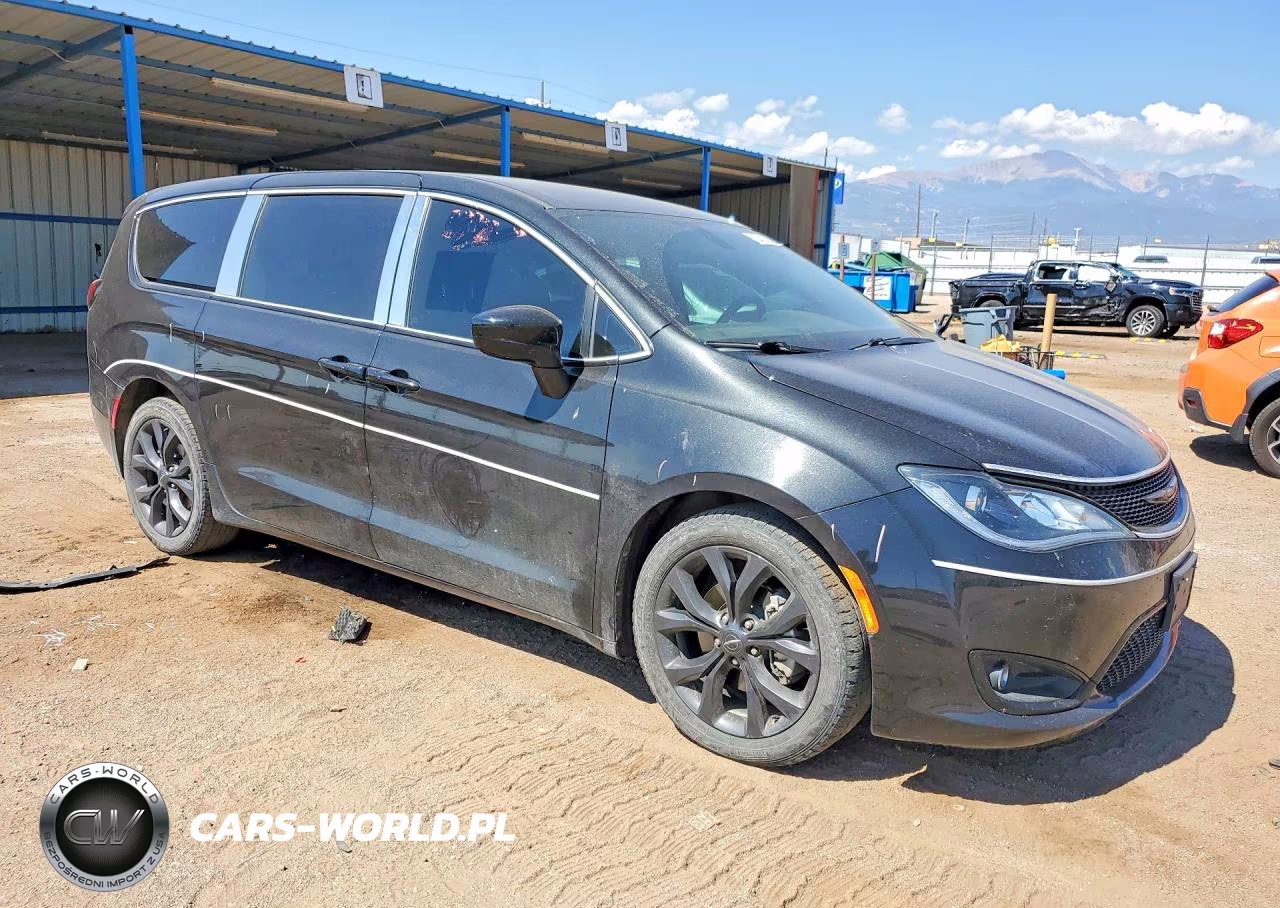 2019 Chrysler Pacifica Touring Plus VIN:2C4RC1FG7KR560602 - 4