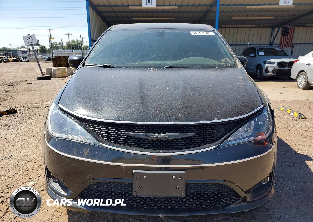 2019 Chrysler Pacifica Touring Plus VIN:2C4RC1FG7KR560602 - 5