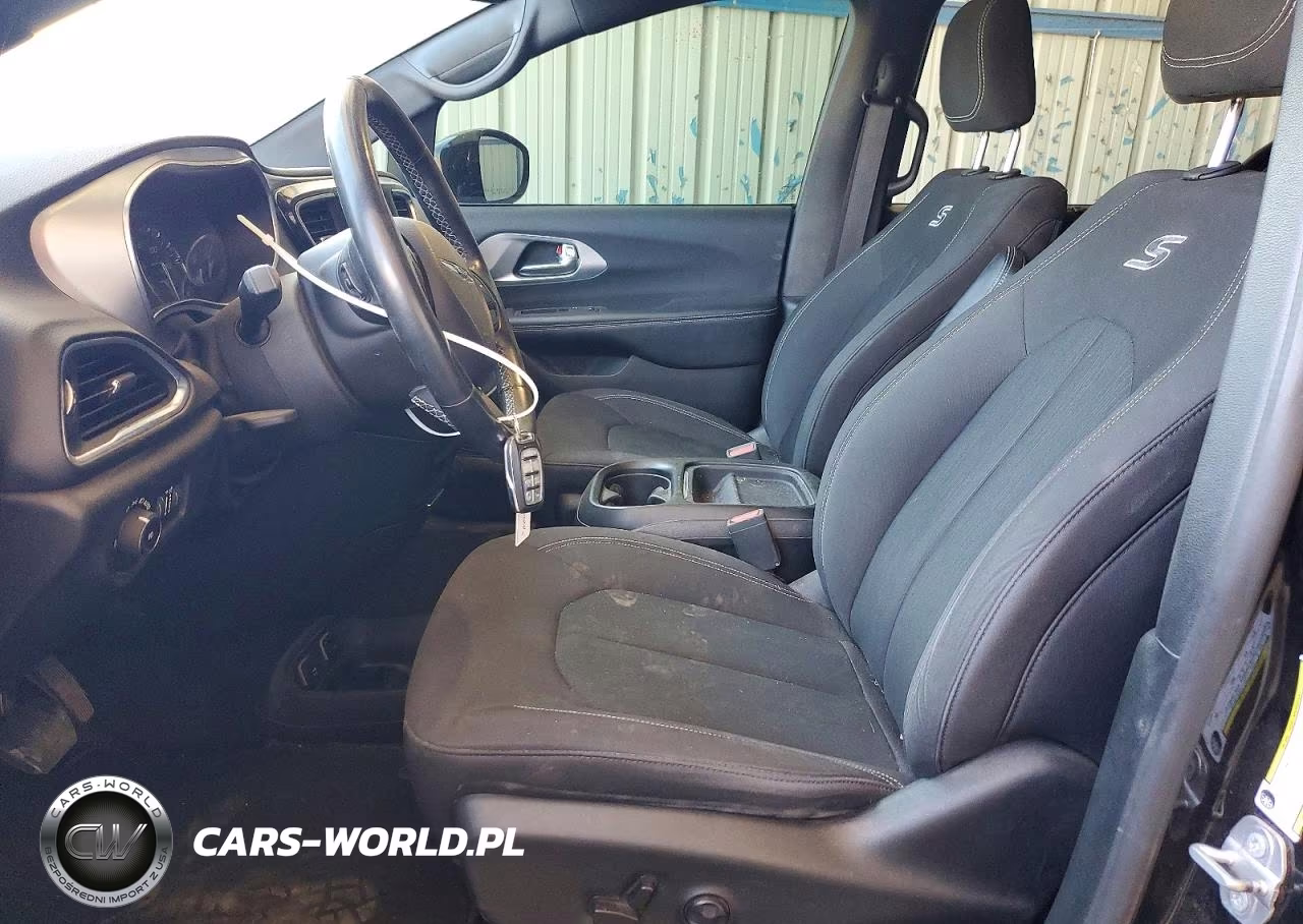 2019 Chrysler Pacifica Touring Plus VIN:2C4RC1FG7KR560602 - 7