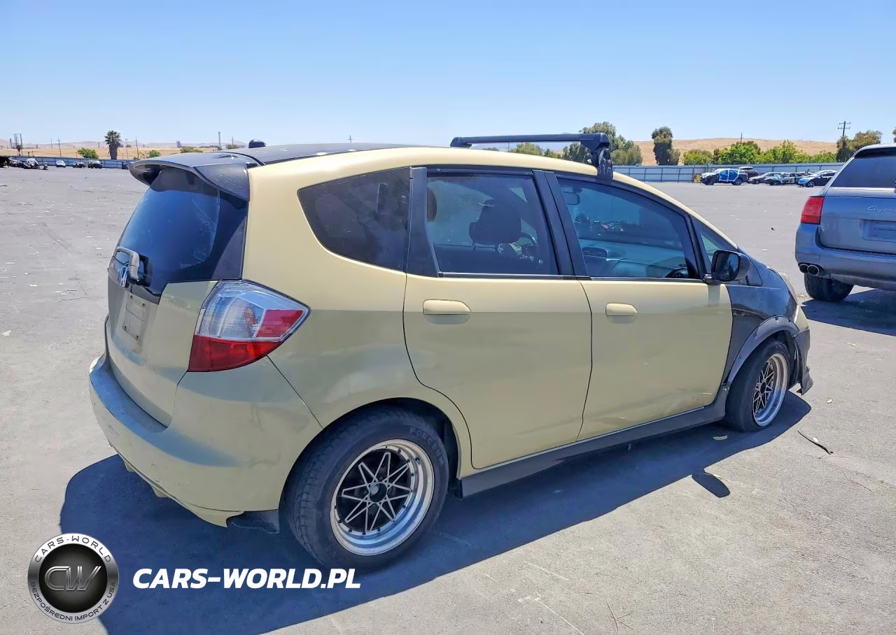 2013 Honda Fit Sport VIN:JHMGE8G51DC031180 - 3
