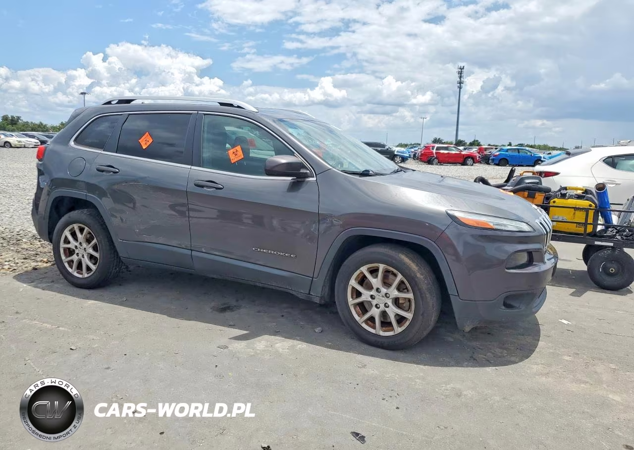 2016 Jeep Cherokee Latitude VIN:1C4PJLCB2GW336010 - 4