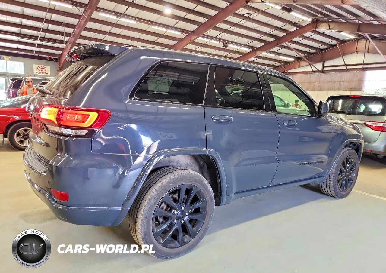 2018 Jeep Grand Cherokee Laredo VIN:1C4RJFAG5JC120413 - 3