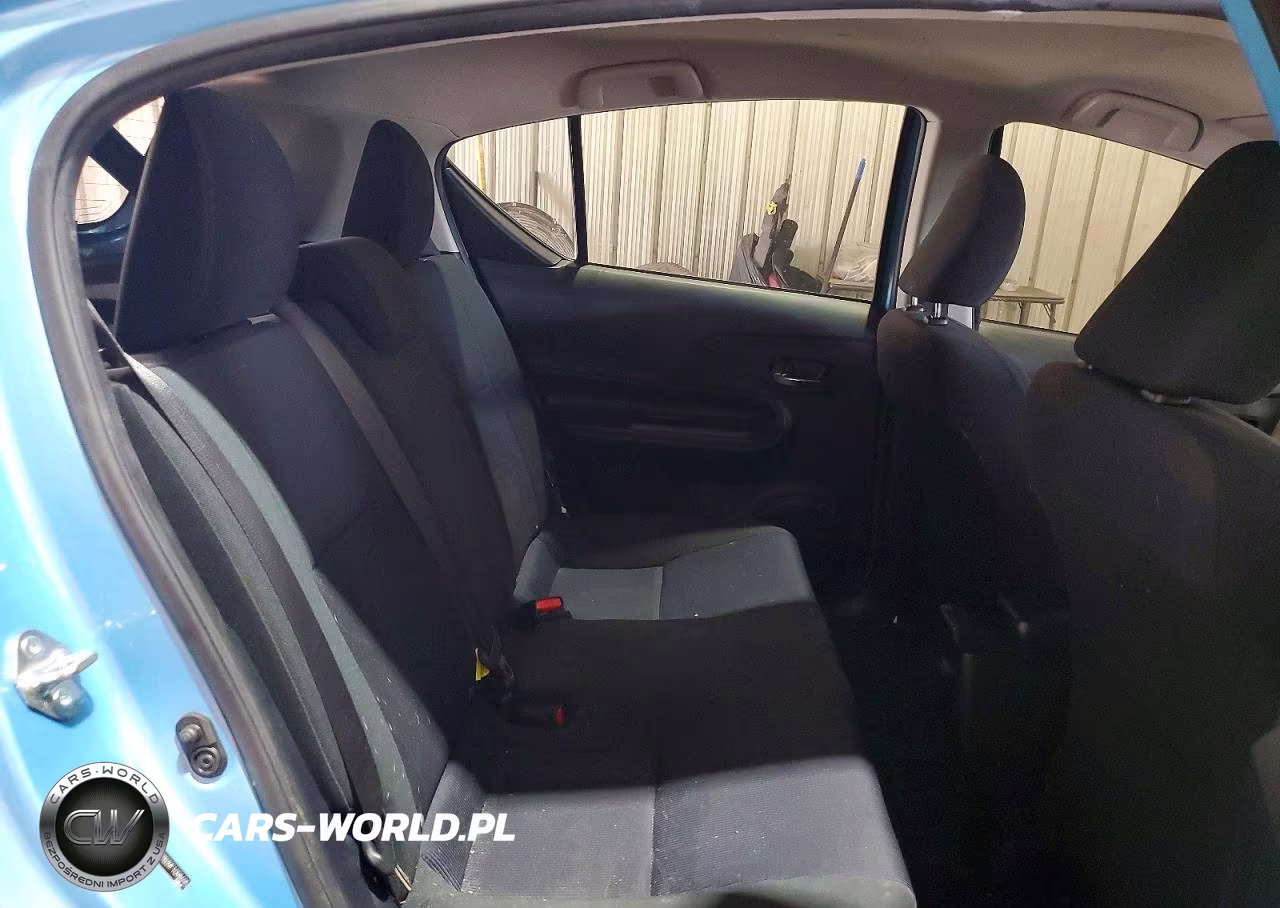 2015 Toyota Prius C Three VIN:JTDKDTB39F1098695 - 10