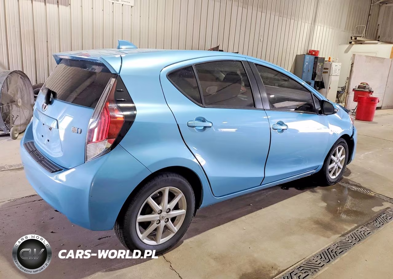 2015 Toyota Prius C Three VIN:JTDKDTB39F1098695 - 3