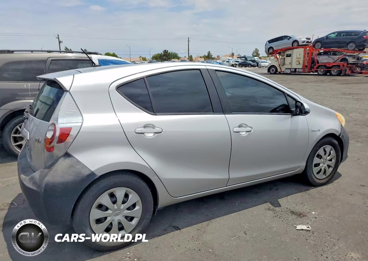 2013 Toyota Prius C Two VIN:JTDKDTB39D1052927 - 3