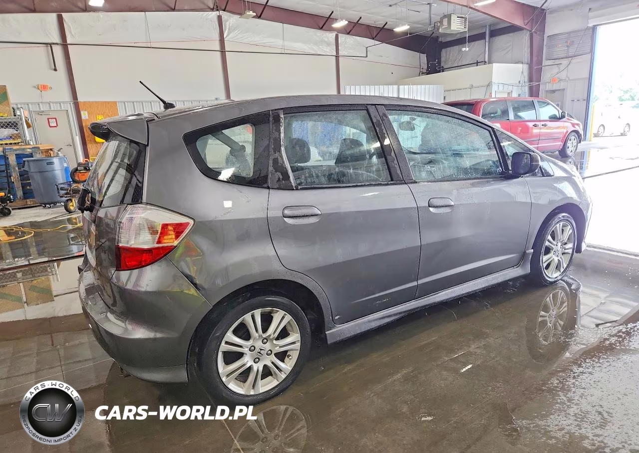 2011 Honda Fit Sport VIN:JHMGE8H56BC024897 - 3