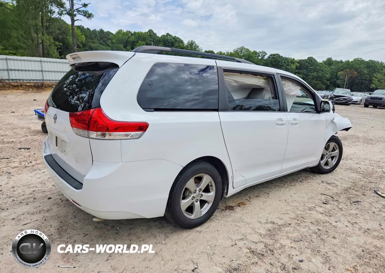 2014 Toyota Sienna Le VIN:5TDKK3DC4ES503639 - 3