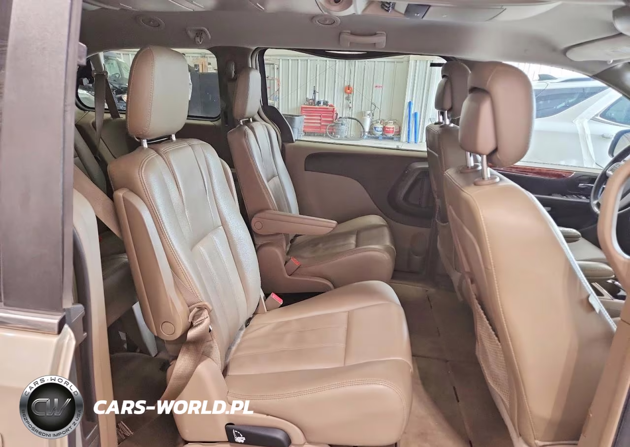 2015 Chrysler Town & Country Touring VIN:2C4RC1BG1FR538073 - 11
