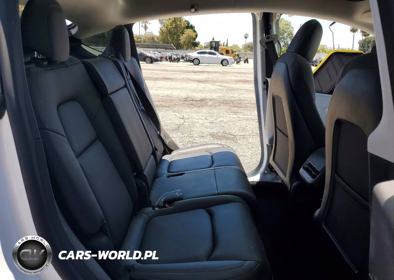 2022 Tesla Model Y VIN:7SAYGAEE9NF465526 - 11