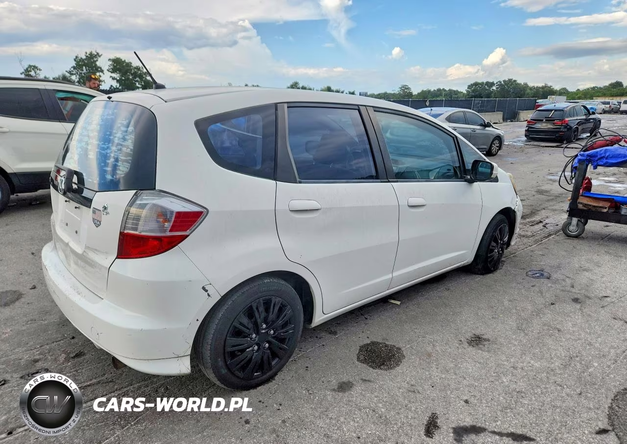 2013 Honda Fit VIN:JHMGE8H34DC018324 - 3