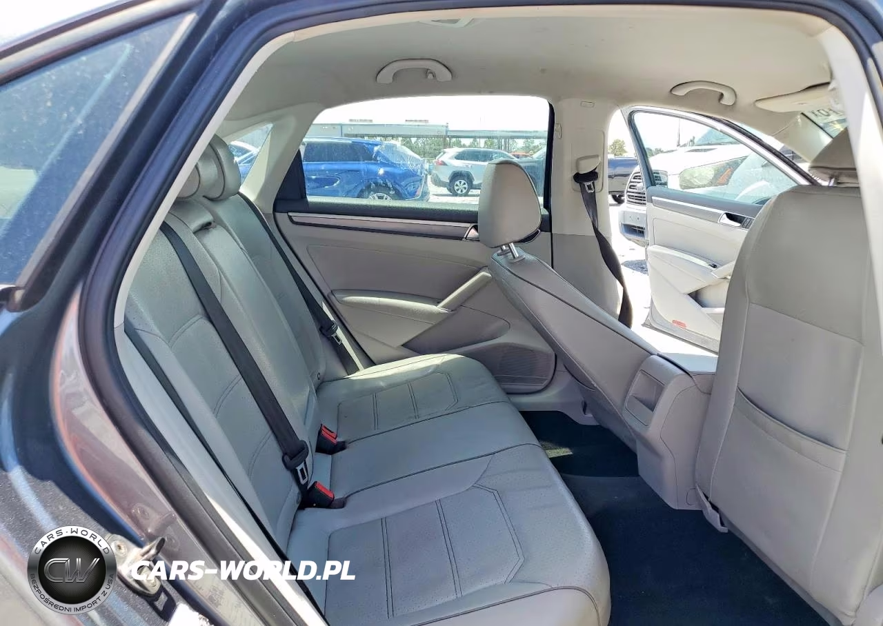 2018 Volkswagen Passat S-R-Line VIN:1VWAA7A33JC001773 - 10