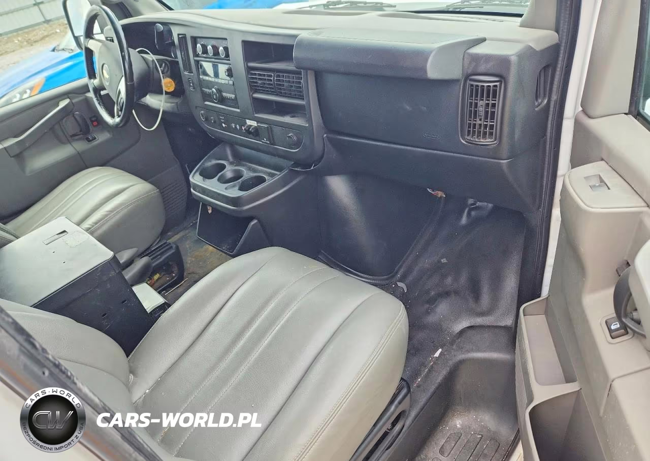 2018 Chevrolet Express G2500 VIN:1GCWGAFP0J1337733 - 8