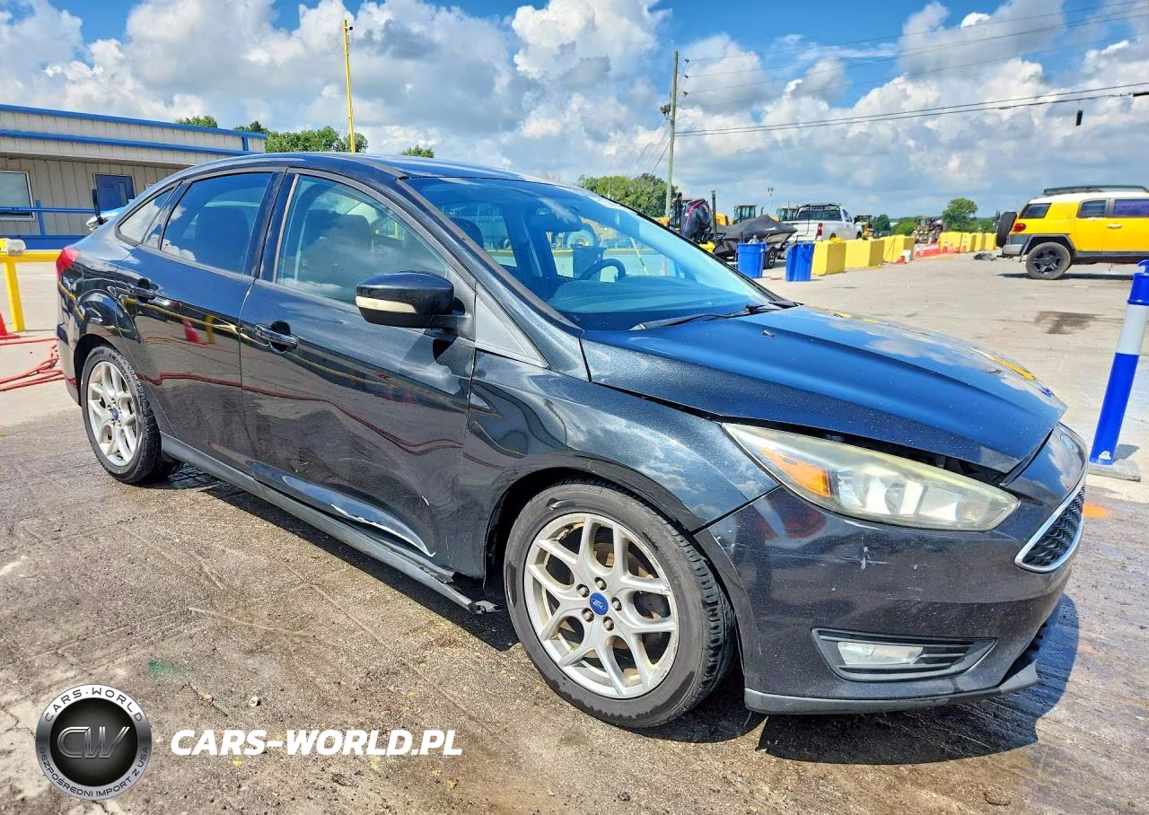 2015 Ford Focus Se VIN:1FADP3F20FL334503 - 4