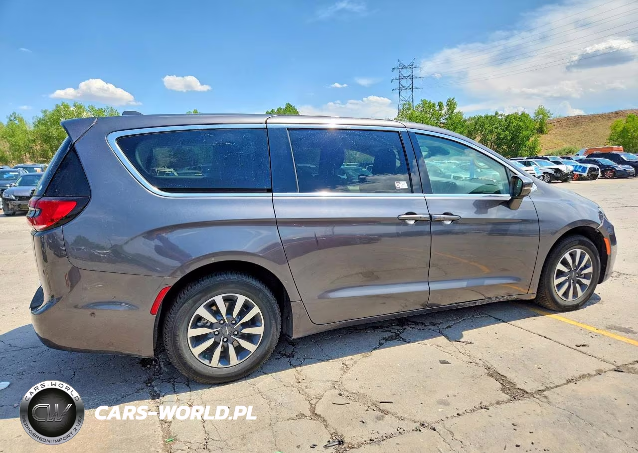 2022 Chrysler Pacifica Hybrid Touring L VIN:2C4RC1L79NR121085 - 3