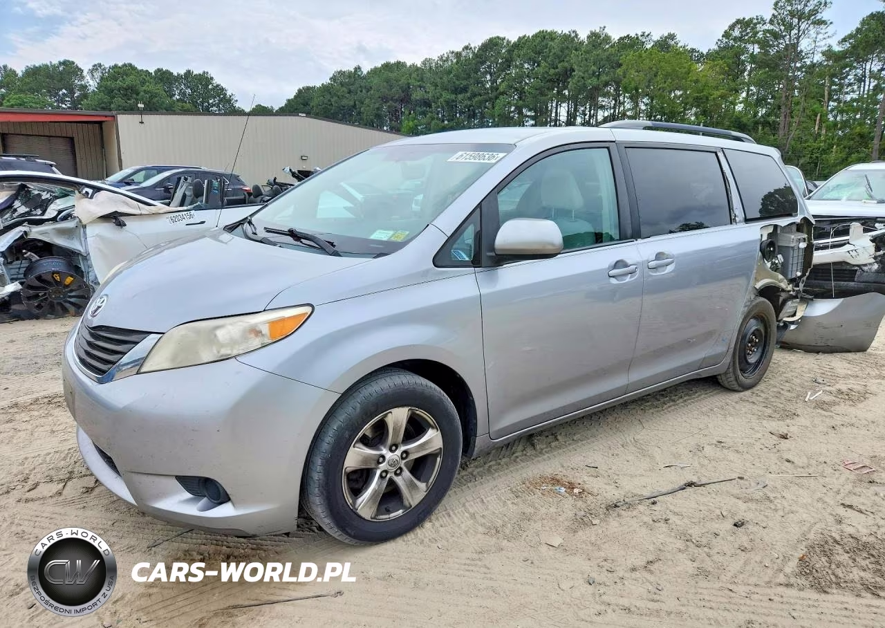 2014 Toyota Sienna Le – zdjęcie 1 z 14