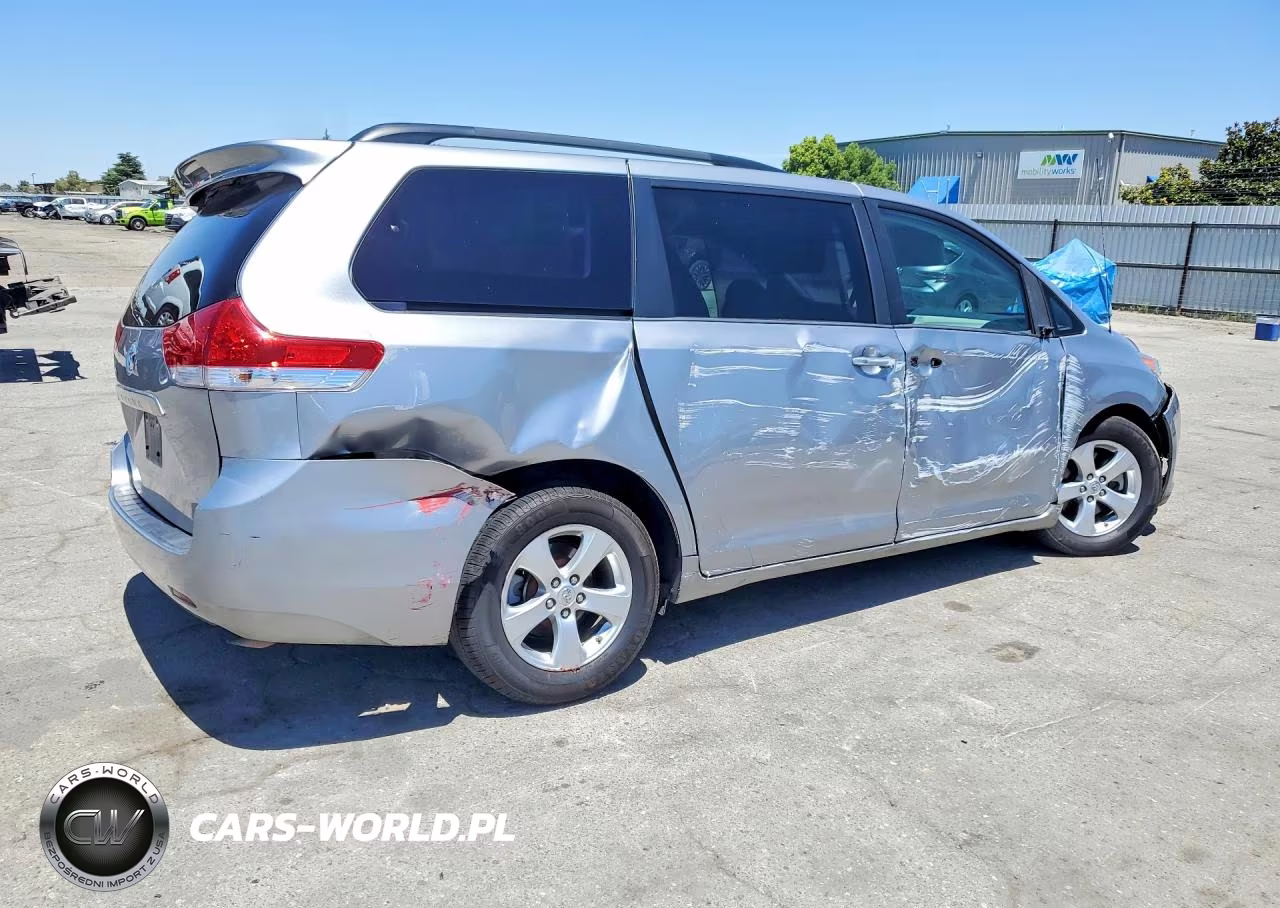 2013 Toyota Sienna Le VIN:5TDKK3DC0DS313352 - 3