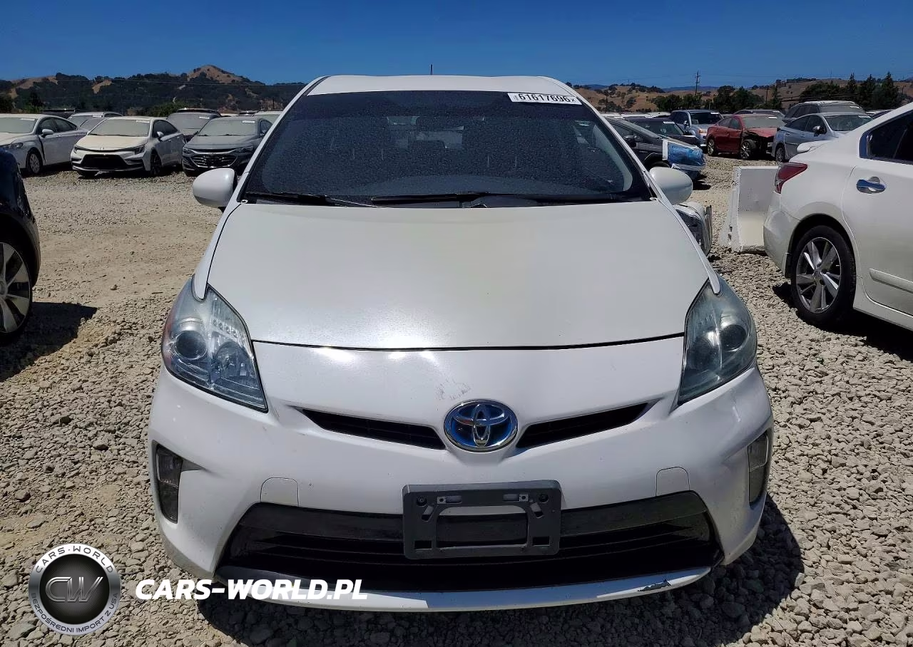 2014 Toyota Prius Two VIN:JTDKN3DU2E1752292 - 5