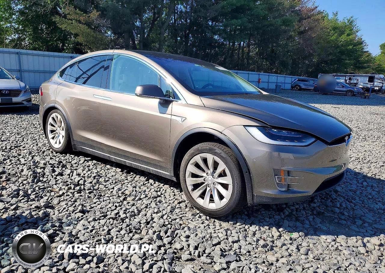 2016 Tesla Model X VIN:5YJXCBE28GF011111 - 4