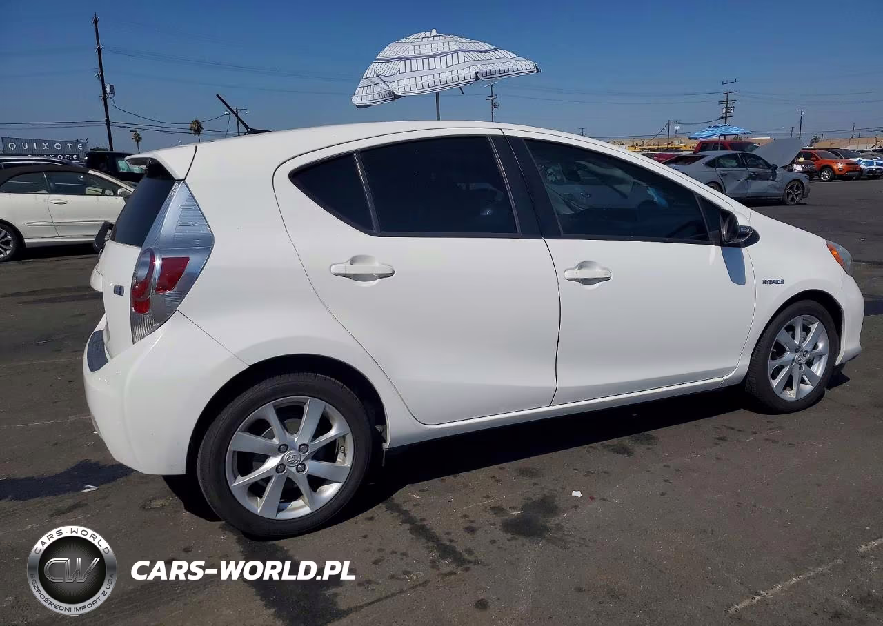 2013 Toyota Prius C Four VIN:JTDKDTB35D1042833 - 3