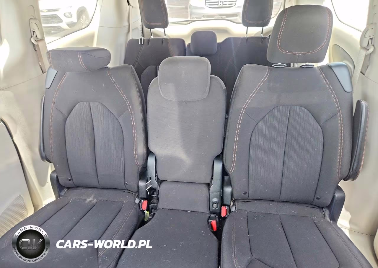 2018 Chrysler Pacifica Touring Plus VIN:2C4RC1FG0JR125550 - 10