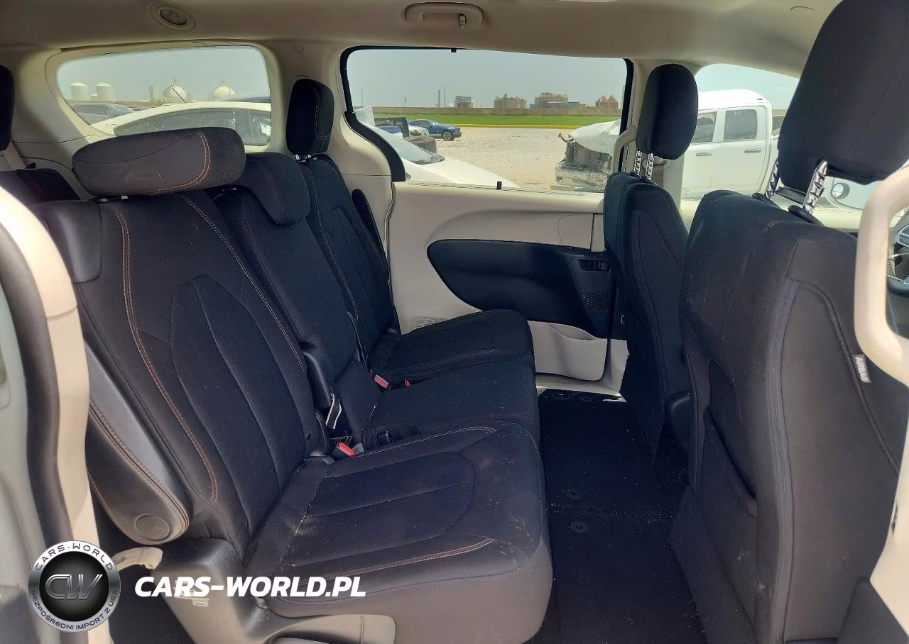 2018 Chrysler Pacifica Touring Plus VIN:2C4RC1FG0JR125550 - 11