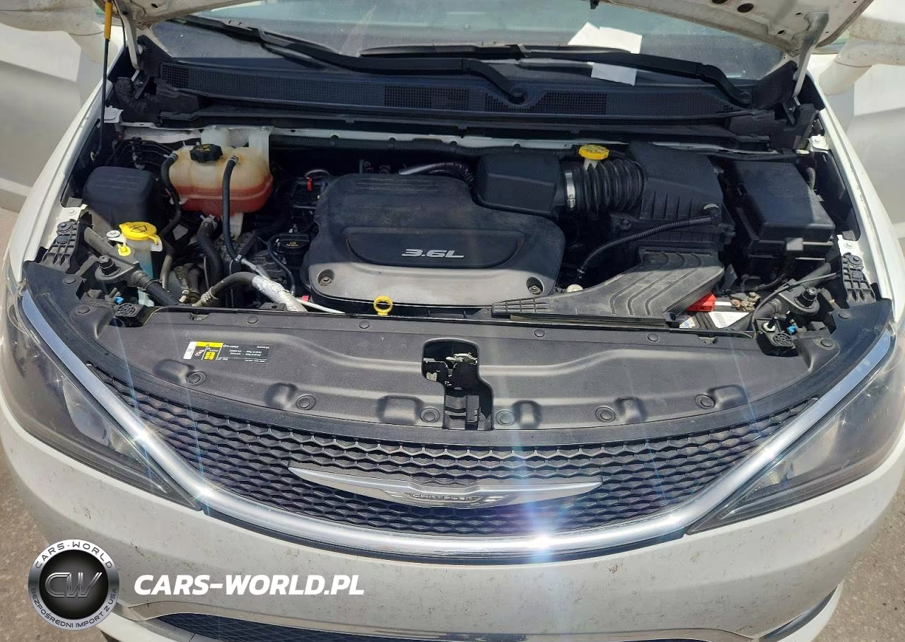 2018 Chrysler Pacifica Touring Plus VIN:2C4RC1FG0JR125550 - 12
