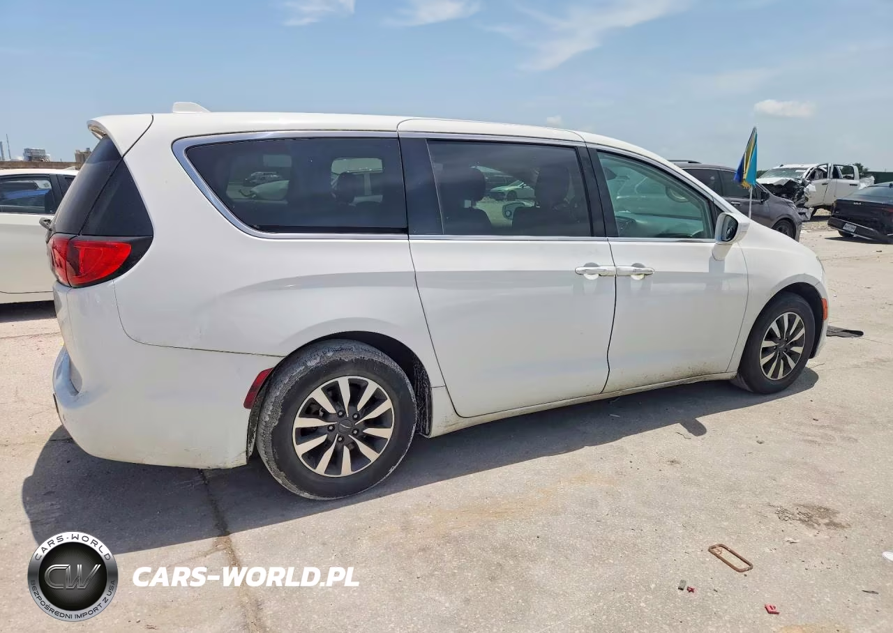 2018 Chrysler Pacifica Touring Plus VIN:2C4RC1FG0JR125550 - 3
