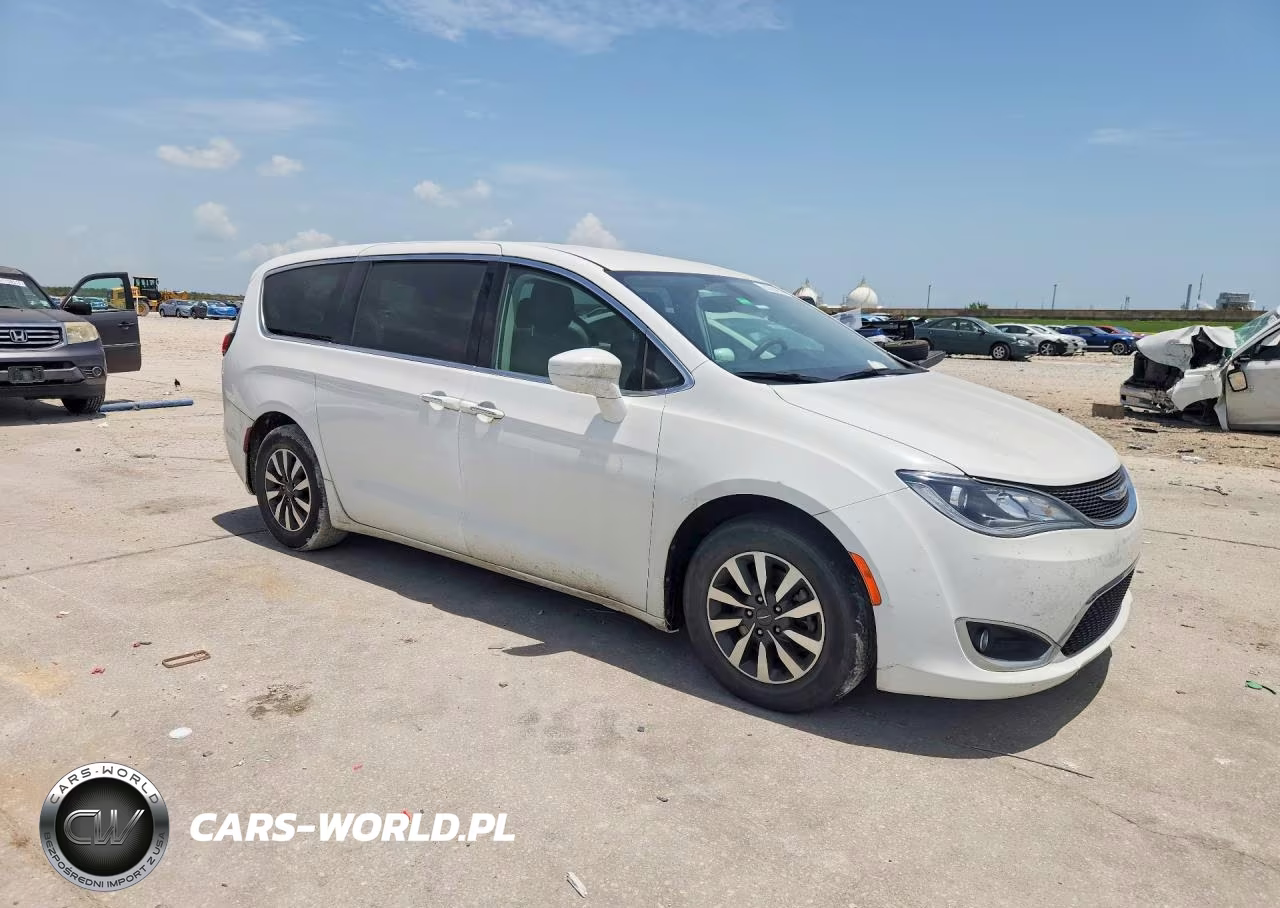 2018 Chrysler Pacifica Touring Plus VIN:2C4RC1FG0JR125550 - 4