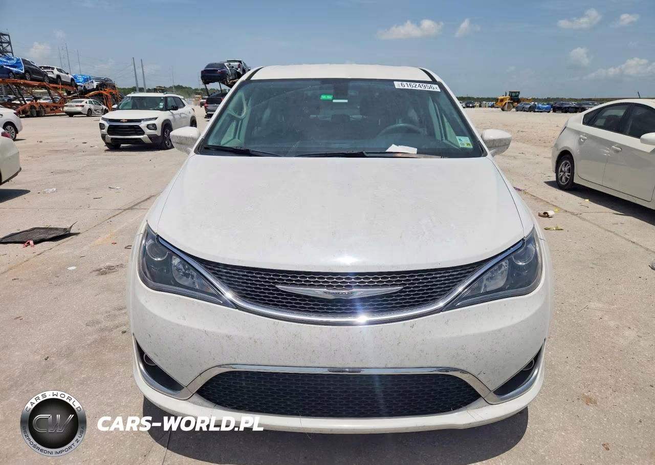 2018 Chrysler Pacifica Touring Plus VIN:2C4RC1FG0JR125550 - 5