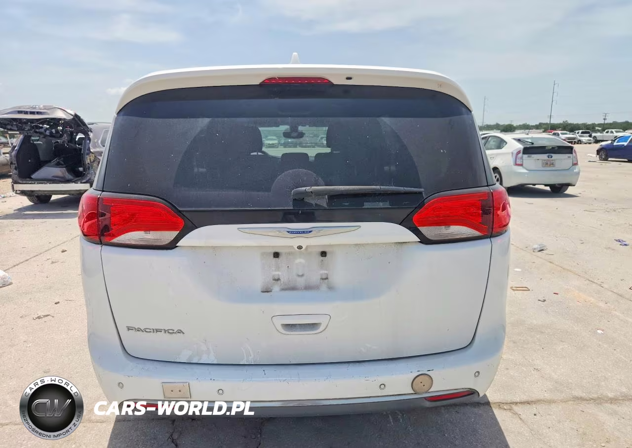 2018 Chrysler Pacifica Touring Plus VIN:2C4RC1FG0JR125550 - 6