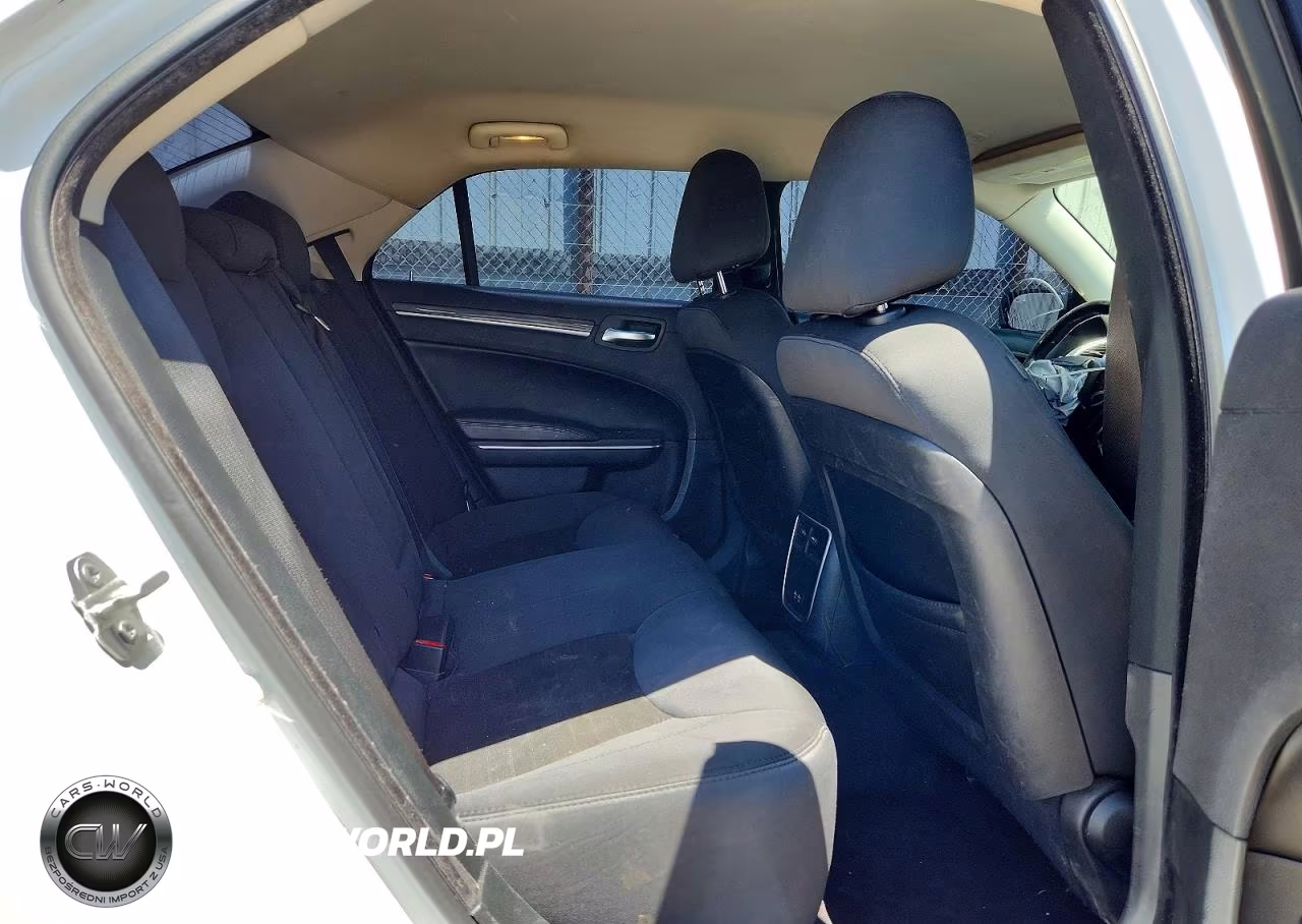 2018 Chrysler 300 Touring VIN:2C3CCAAG4JH191512 - 10
