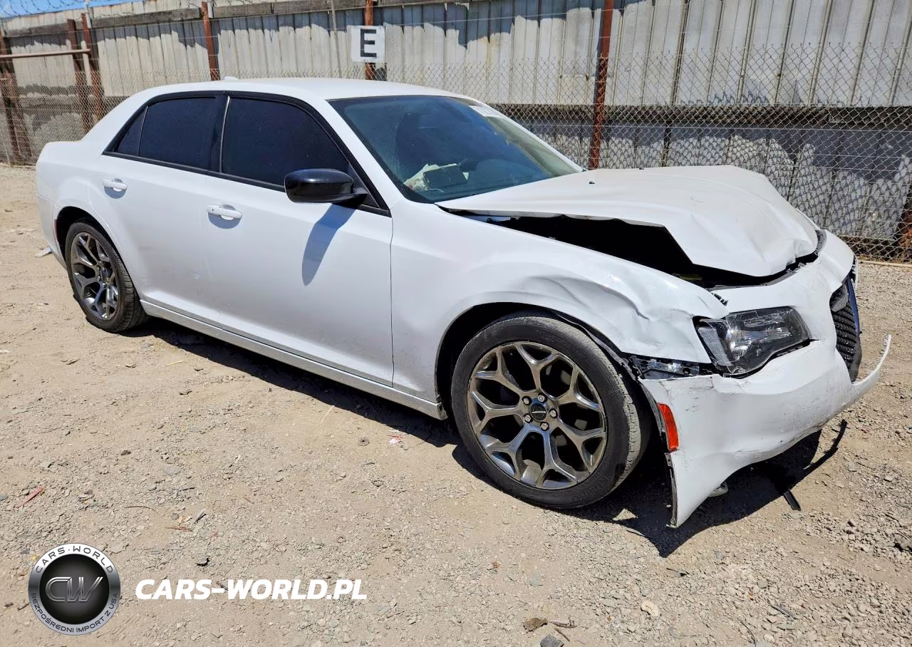 2018 Chrysler 300 Touring VIN:2C3CCAAG4JH191512 - 4