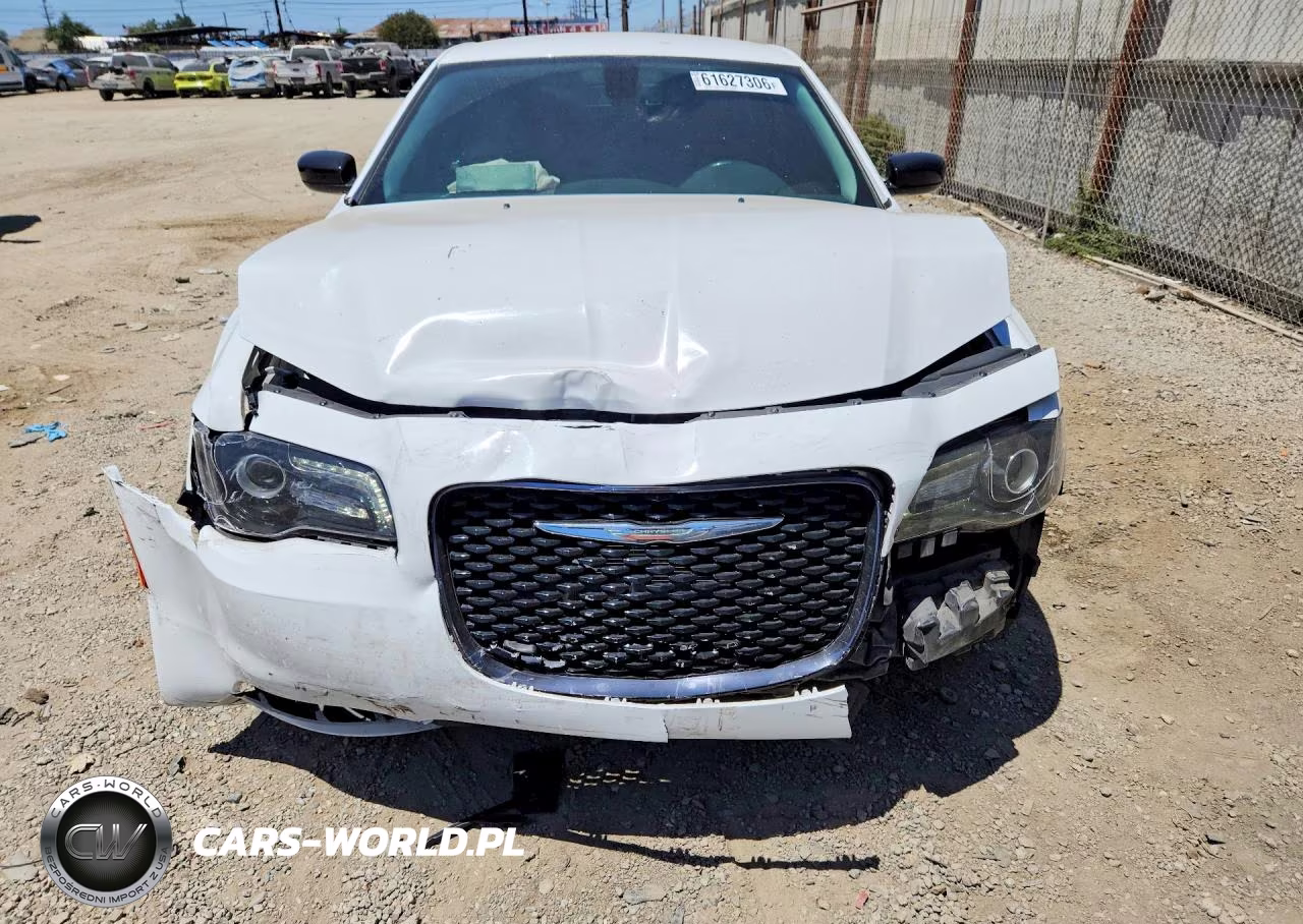 2018 Chrysler 300 Touring VIN:2C3CCAAG4JH191512 - 5