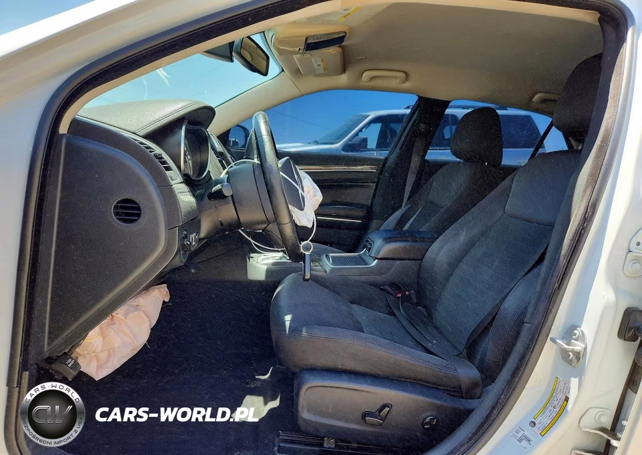 2018 Chrysler 300 Touring VIN:2C3CCAAG4JH191512 - 7