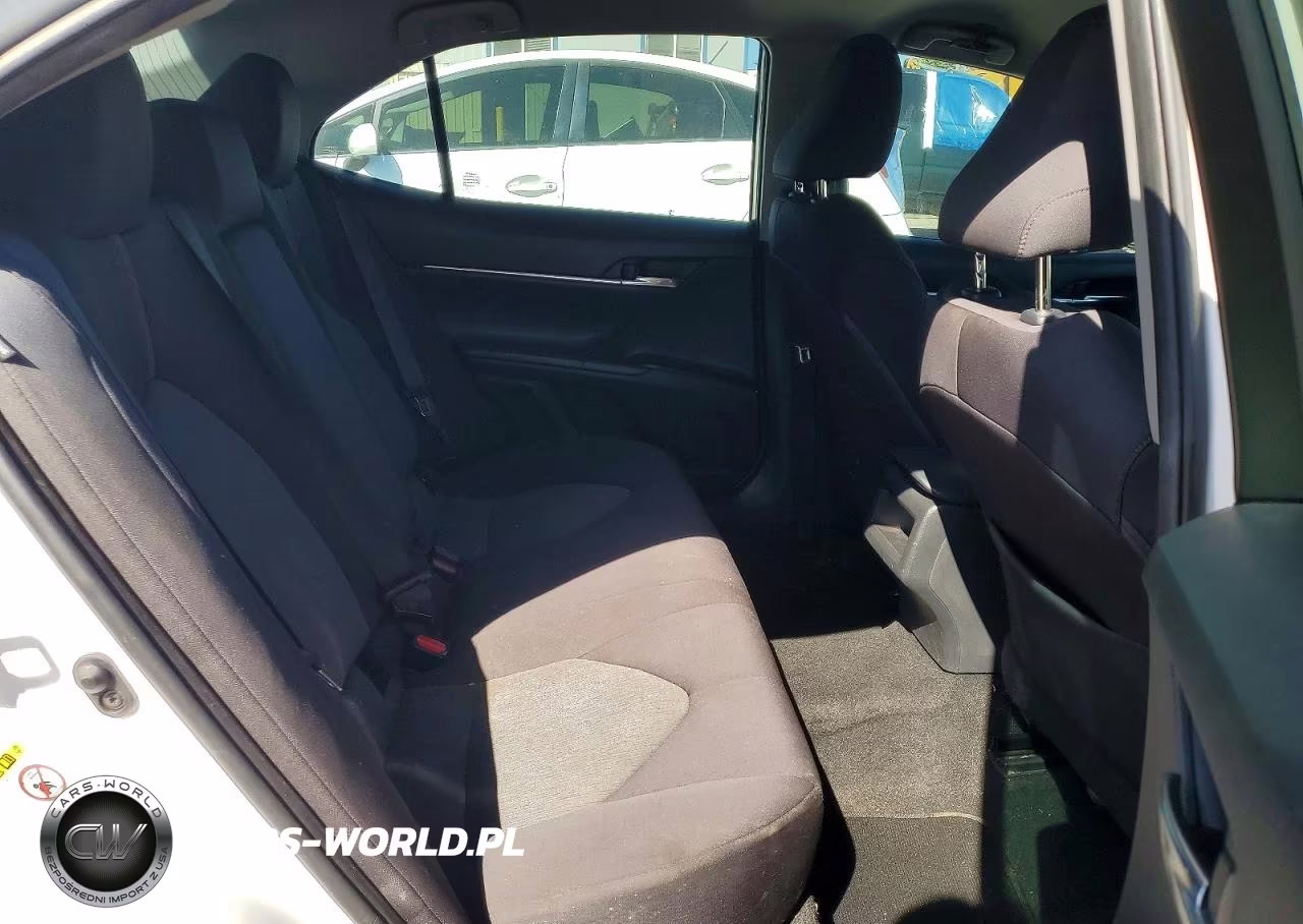 2018 Toyota Camry L VIN:4T1B11HK8JU028670 - 10