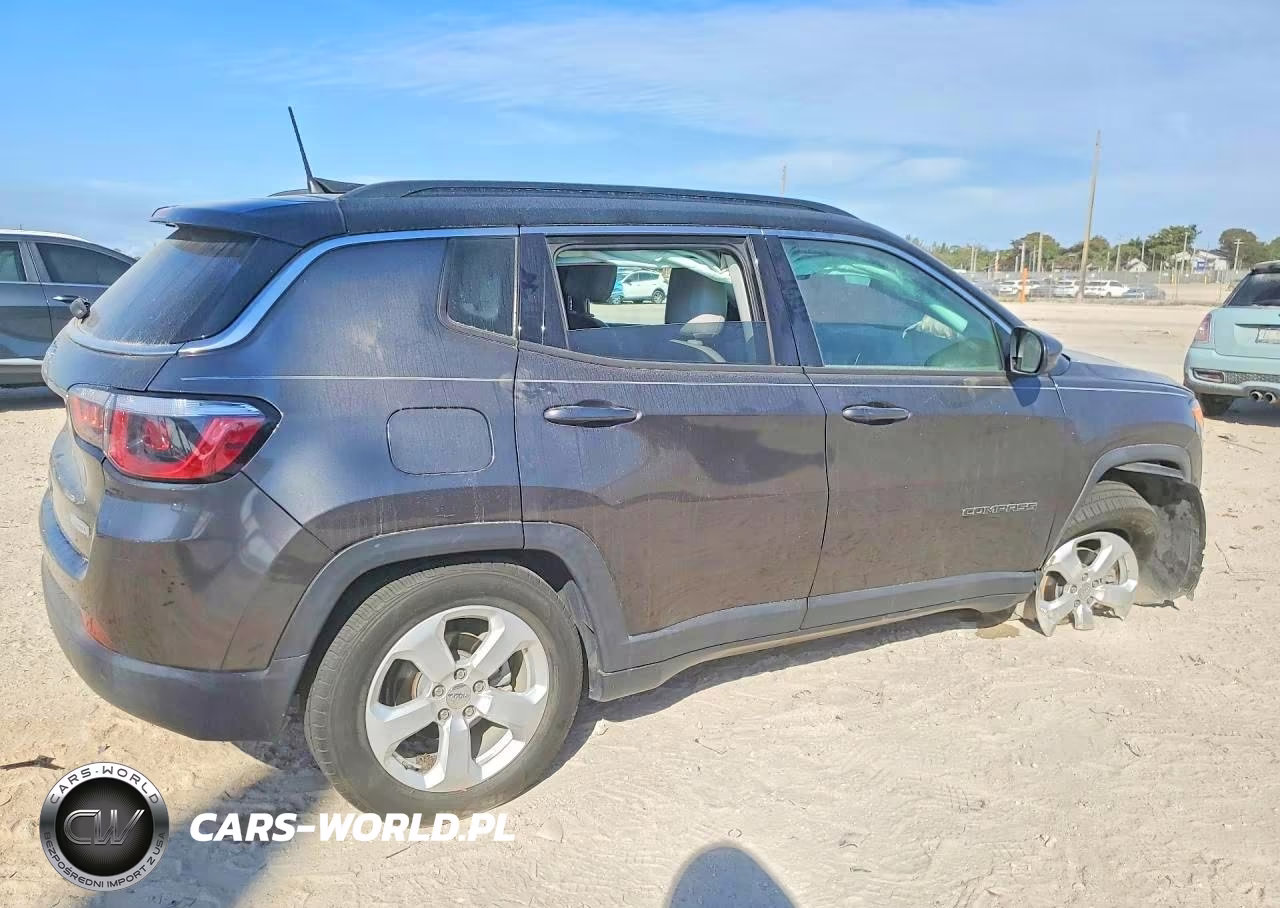 2018 Jeep Compass Latitude VIN:3C4NJCBB5JT256996 - 3
